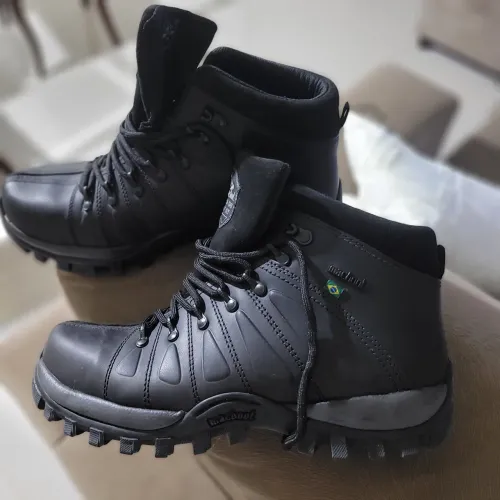 Vendo Bota Macboot Trail, modelo Uirapuru, tamanho 41, cor preta, nunca usada,