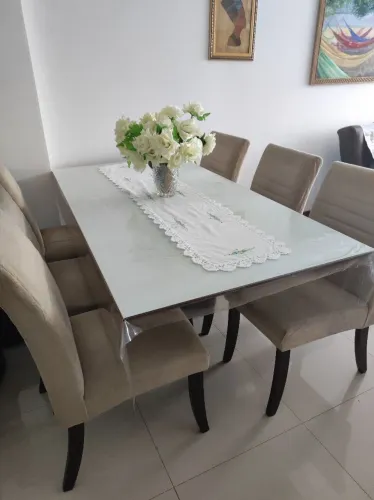 Mesa de jantar com 6 cadeiras acolchoadas.