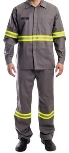 Uniforme elétricista de acordo com normas técnicas 