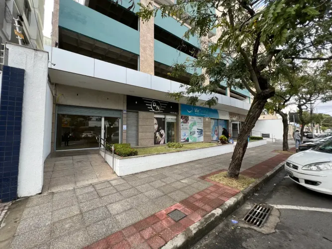 Pelegrine Aluga Loja com 45m², banheiro, porcelanato, portaria 24h em Santa Lúcia, Vitória