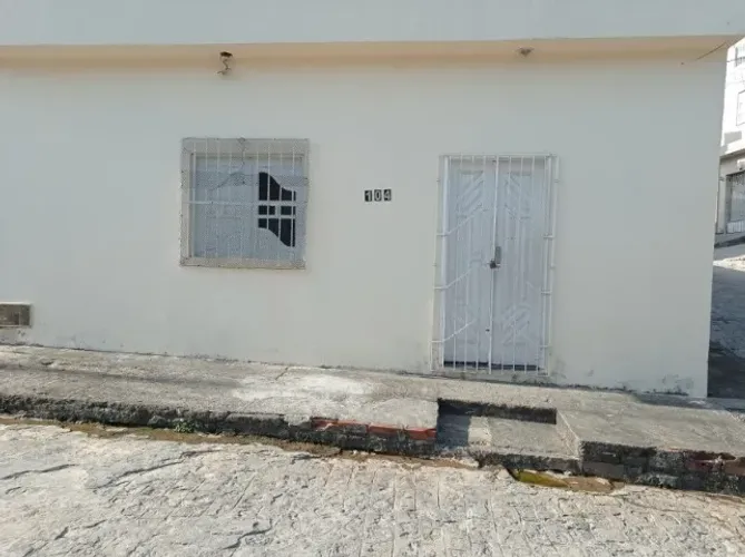 Casa com 2 quartos(1 com suíte), sala, banheiro, cozinha grande, área, etc.