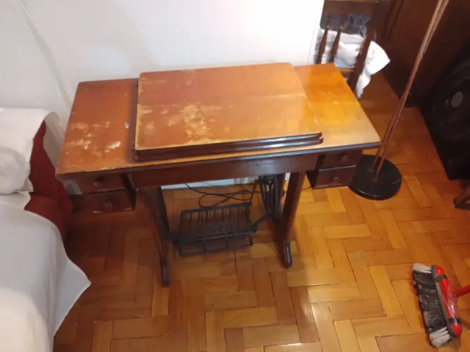 Gabinete maquina singer padrão.