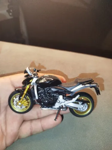 Miniatura moto Hornet 600 preta escala 1/18