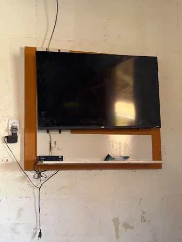 Painel para TV com prateleira suspenso