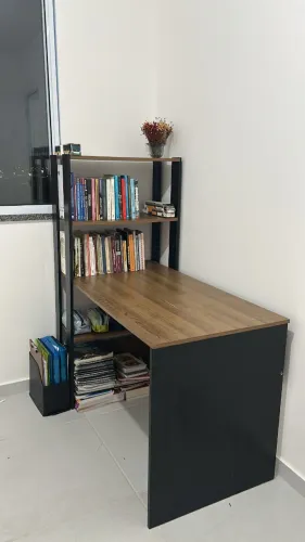 Escrivaninha com 3 Prateleiras, Espaço para Impressora e Nicho