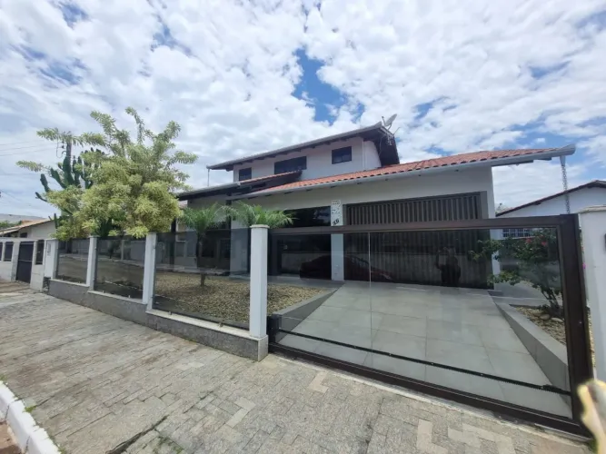 Casa Alto Padrão para Locação em Balneário Piçarras, centro, 4 dormitórios, 3 banheiros, 1
