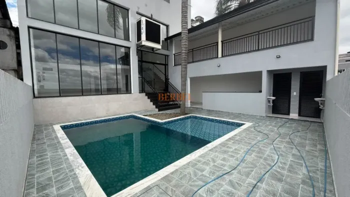 Salão Galpão de 400m² com 6 Banheiros e 2 Vagas  Locação no Jardim Nossa Senhora do Carmo,