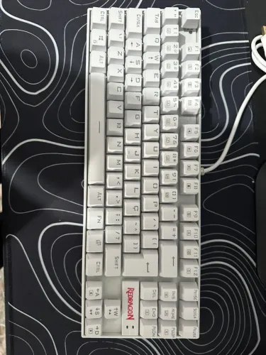 Mesa , monitor , teclado e mousepad