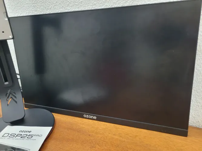 Monitor gamer 24.5 polegadas. Defeito