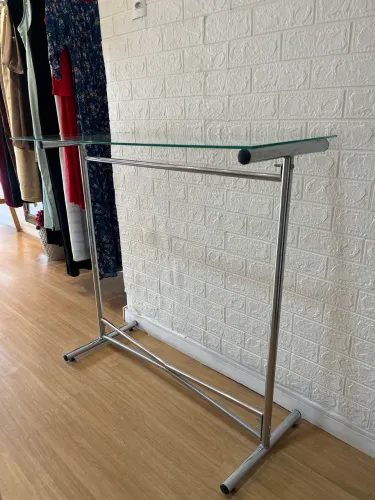 Balcão arara para loja de roupas