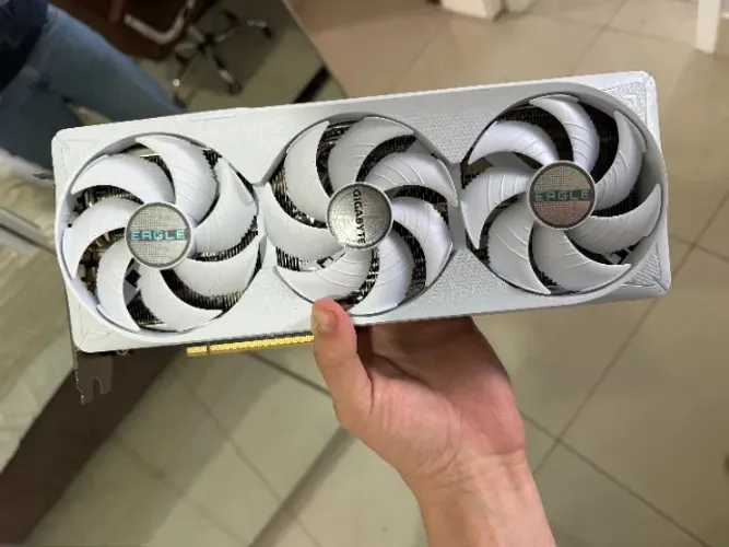 Gigabyte Eagle Geforce RTX 5070 TI 16 Gb Branca/Ice