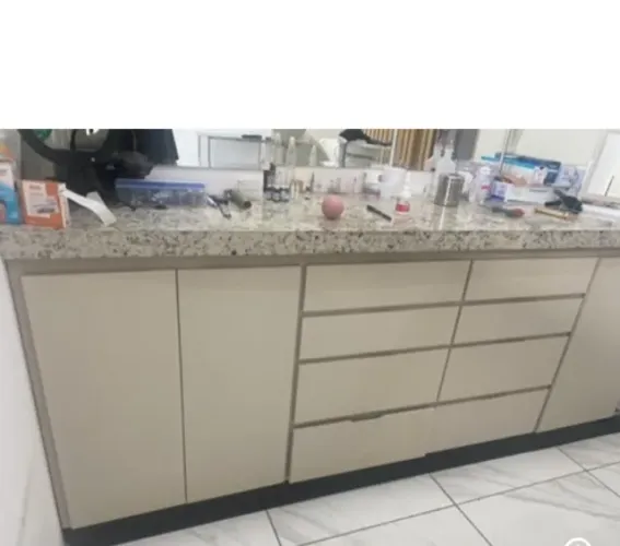 Armário Planejado (Bege) c/ gavetas e divisorias com bancada de pedra, cuba de sobrepor 