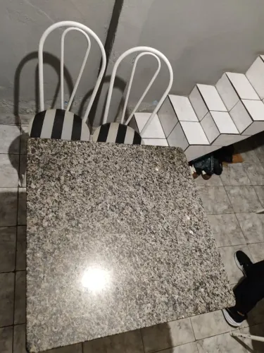 Mesa de granito com duas cadeiras