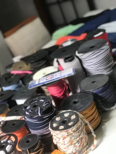 Vendem se um loto de vivo de por em roupas e retalhos grandes de renda  