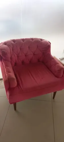 Poltronas com pé de madeira bem confortável só com marca de uso