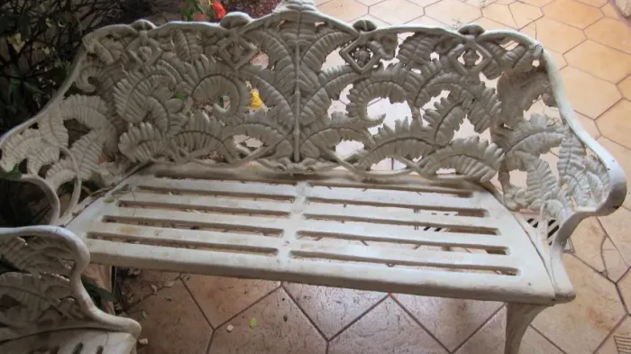 Banco em ferro fundido trabalhado. Opção com poltronas e mesa de centro..BAIXOU