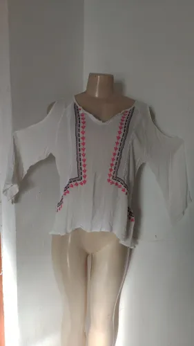 BLUSA BRANCA COM BORDADO - MARCA PALAK <br>MARCA PALAK