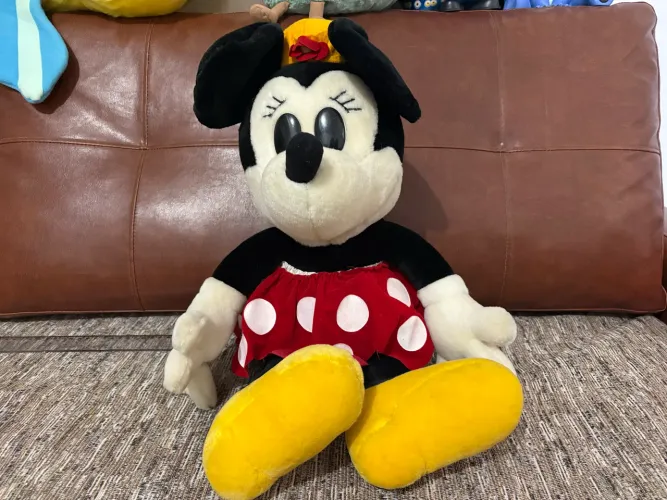 Pelúcia Minnie grande Disney.