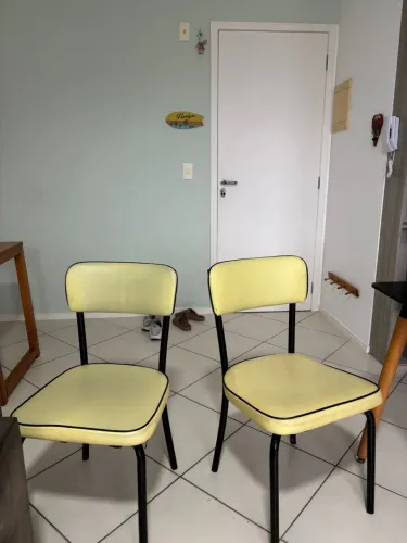 Par de cadeiras estilo moderno - amarelo com preto 
