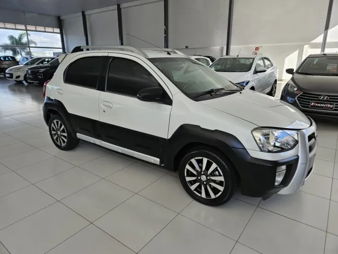 Toyota Etios Cross 1.5 Flex 16V 5P Mec. 2015