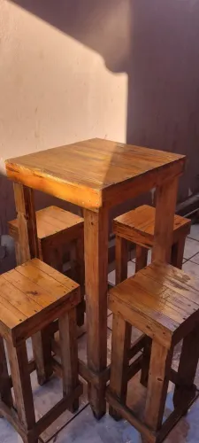 Mesa de madeira Rústica + 4 Banquetas
