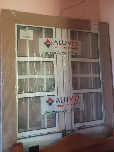 Porta de alumínio branco nova nunca foi usada esta na embalagem