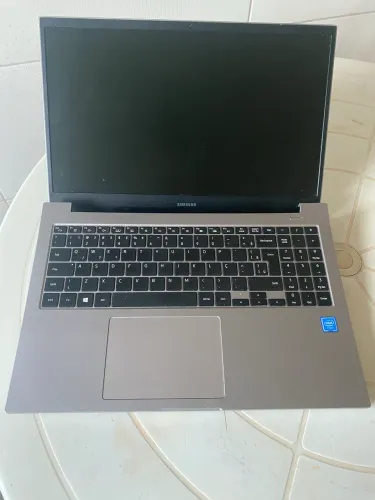 Notebook Samsung NP550XCJ P/ Retirada - Samsung P/ Peças (Tela Ok / Sem SSD)