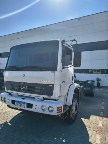 Caminhão Mercedez benz Atron 1719