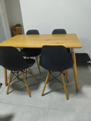 Mesa de jantar com 4 cadeiras