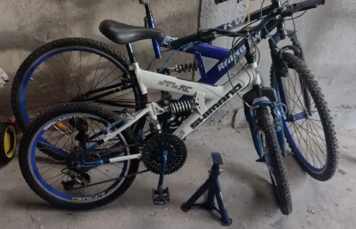 Bicicleta branca aro 20 com dupla suspensão 