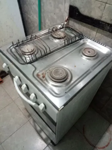 Uma geladeira e o fogão