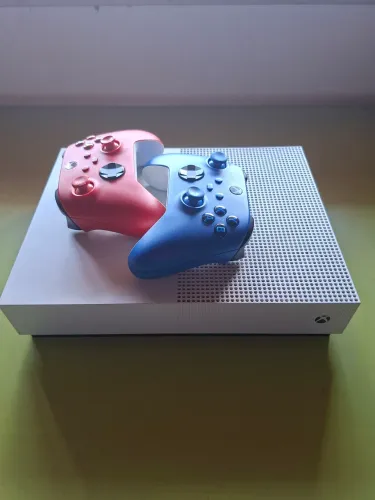 Xbox one S + dois controles