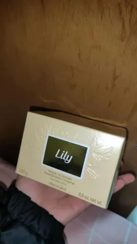 Creme Lily Veludo acetinado