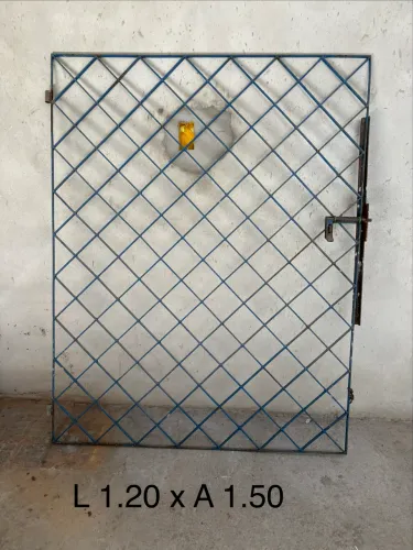 Vendo 2 portões 4 grades