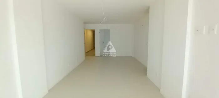 Já pensou em morar bem pertinho da praia? 300m do melhor ponto da praia do Recreio e 70m d