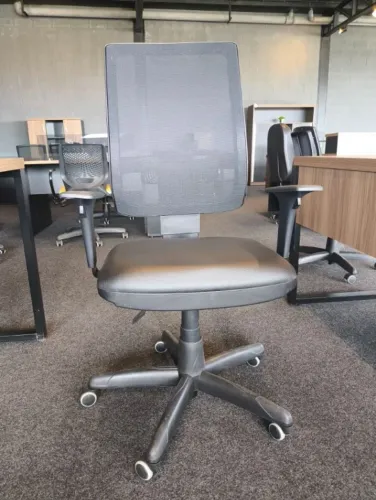 Cadeira de Presidente Brizza Back System - s\Apoio de Cabeça - (ENTREGAMOS DF E ENTORNO)