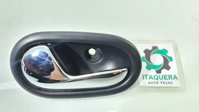 Maçaneta Interna Lado Esquerdo Renault Logan 2019 2020 Cromado E Preto Traseira