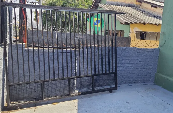 Portão com rodinhas e cremalheiras