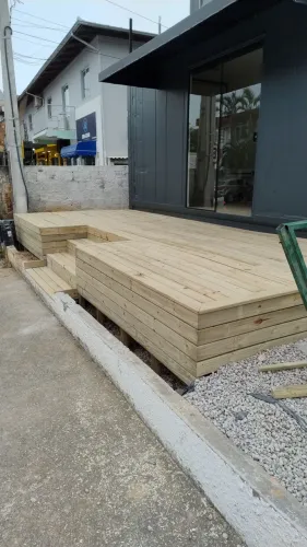 Montagem de Deck em Madeira para Jardim e Área Externa<br>? Descrição