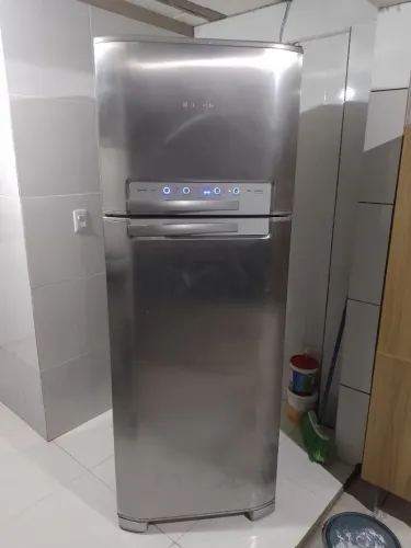 GELADEIRA ELETROLUX FROST FREE GELO SECO COM MARCAS DE USO PORÉM GELANDO PERFEITAMENTE