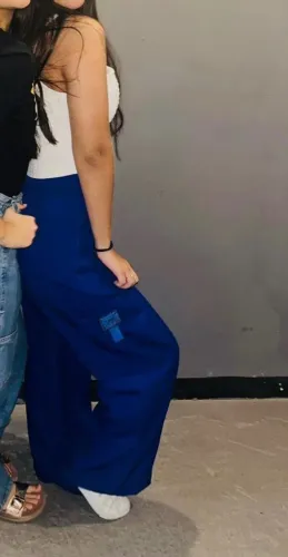 Calça pantalona de tecido azul
