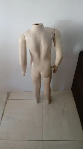 Vende-se maniquins loja