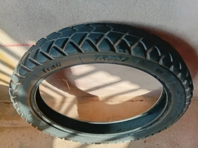 Vendo pneus aros 18 e 21 meia vida.
