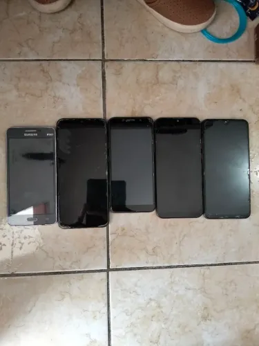 Celular Samsung e Moto G