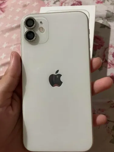 iPhone 11, com poucas marcas de uso 