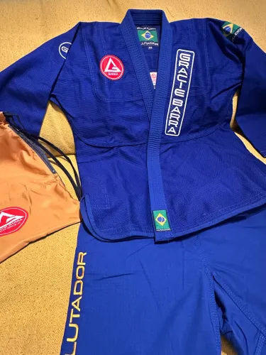 Kimono Gracie Barra A1 modelo Lutador + Blusa de treino M ou G R$900