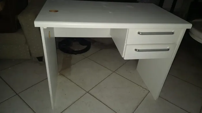 Mesa com gavetas