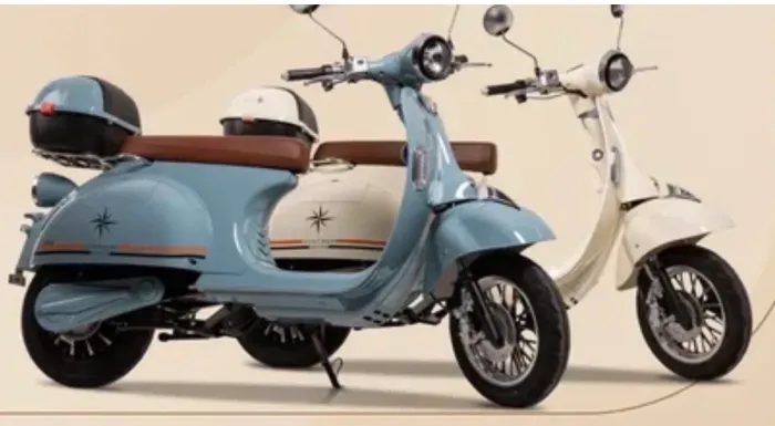 Moto cor Bege e capacete de motorista novo sem uso