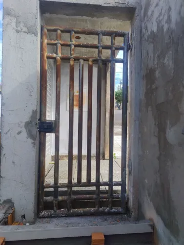 Portão tubular com fechadura eletrônica 