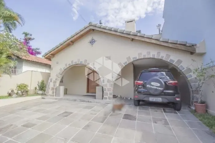 Casa com fachada Contemporânea e interior Moderno